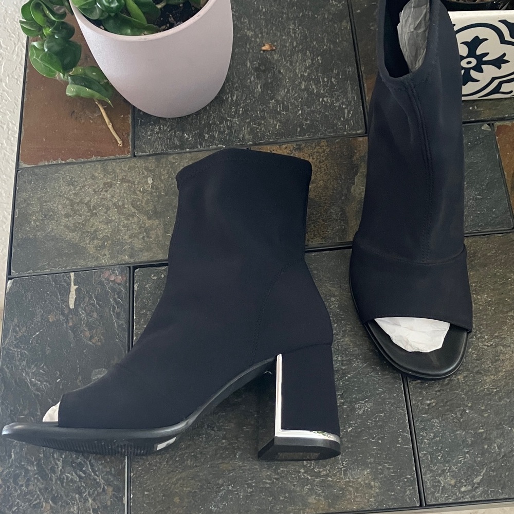 Onex Black Peep-Toe Block Heel Ankle Booties Made in Italy style Fargo 37